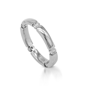 My_Diamond_Philippines_Scattered_Diamond_Semi-Bezel_Cinderella_Ring The Scattered Diamond Semi-Bezel Cinderella Ring  is crafted with 14K white gold and features 5 pieces of 0.378-carat diamonds 