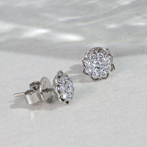 The Flower Shaped Diamond Earrings are crafted in 14K white gold with 2 pieces of 0.28-carat diamonds and 16 pieces of 0.40-carat diamonds in total carat weight. Clarity is VS-SI and Color is G to H. Inclusive of My Diamond Jewelry Box and Jewelry Certificate